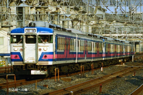 165系モントレー9連の団臨 引込み線への轍