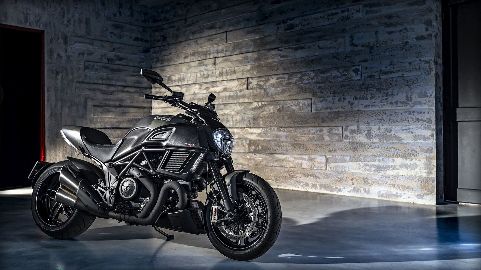 Diavel Carbon 2016年ﾓﾃﾞﾙ現る_f0004270_08240468.jpg