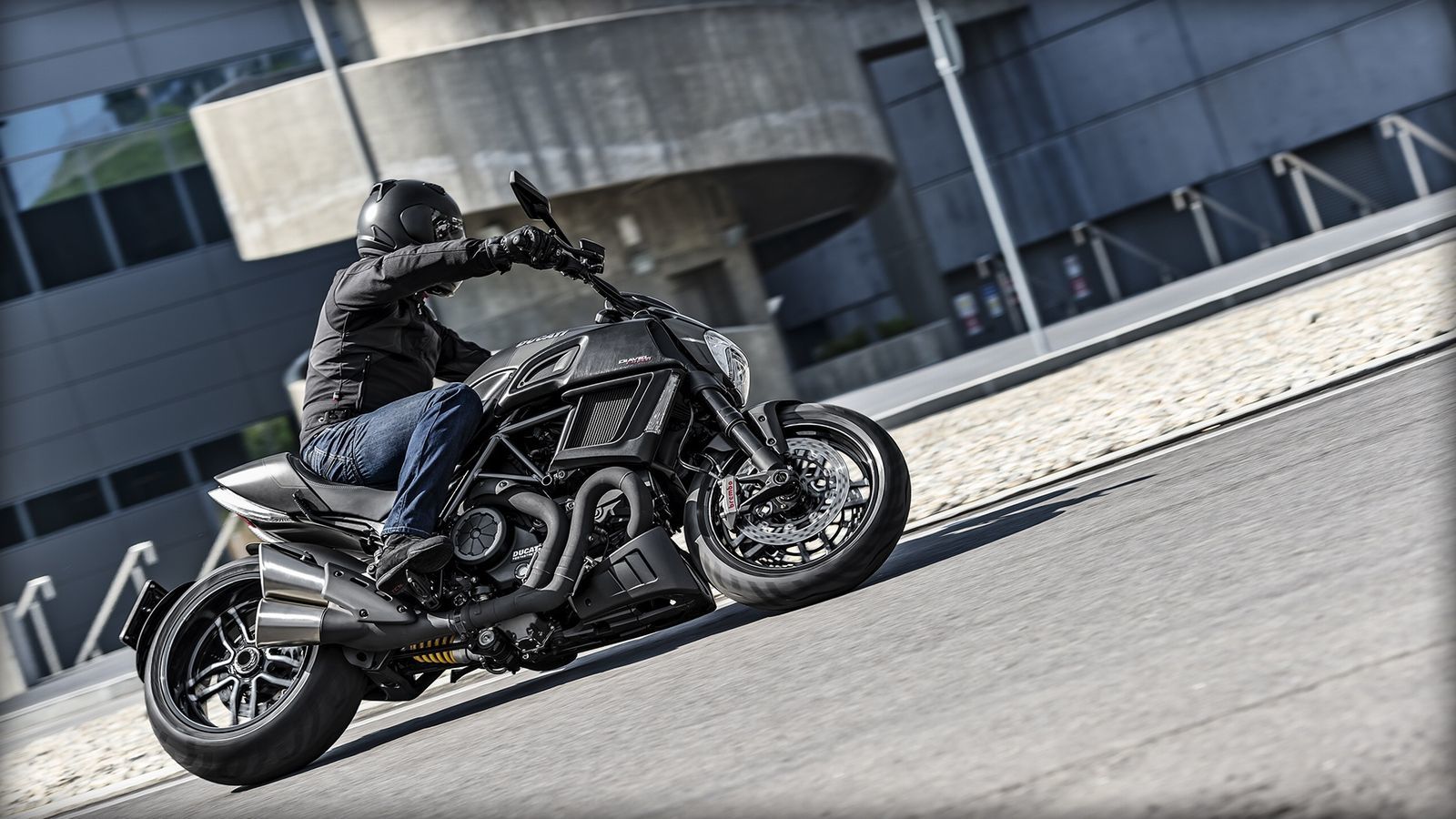 Diavel Carbon 2016年ﾓﾃﾞﾙ現る_f0004270_08313201.jpg