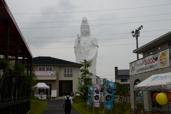 これはヤバイ!住宅街の景観をぶち壊す高さ100mの巨大観音・仙台大観音_e0171573_21451297.jpg