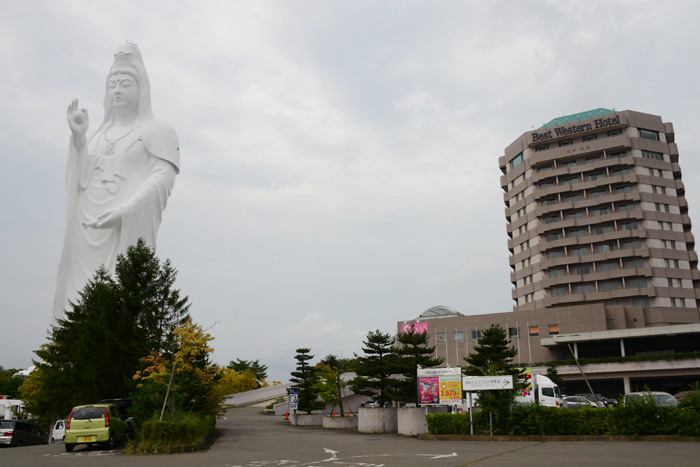 これはヤバイ!住宅街の景観をぶち壊す高さ100mの巨大観音・仙台大観音_e0171573_21451752.jpg