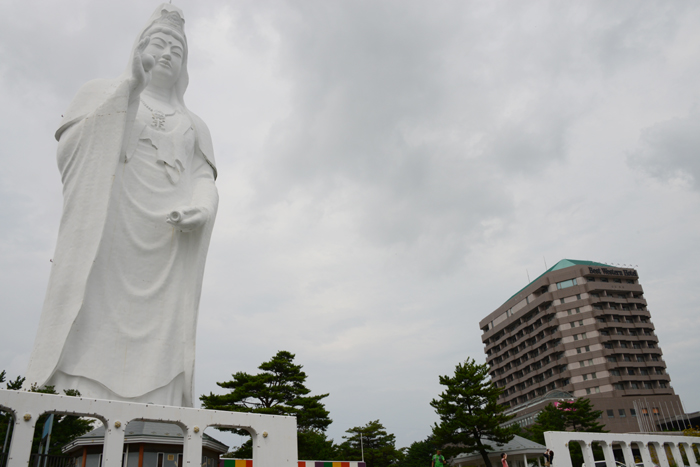 これはヤバイ!住宅街の景観をぶち壊す高さ100mの巨大観音・仙台大観音_e0171573_21452316.jpg