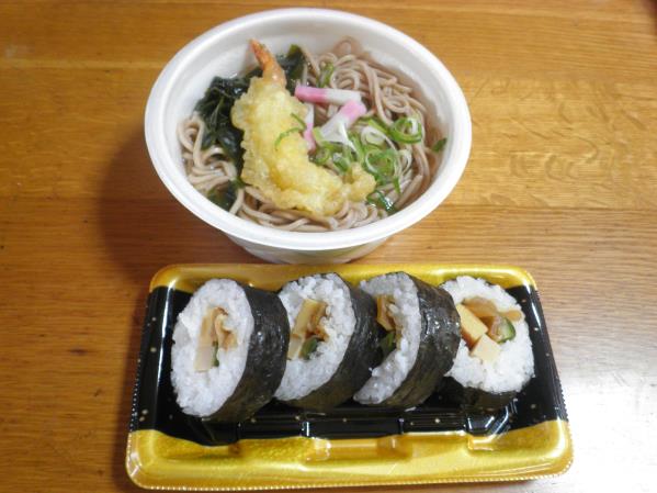 デイリーカナートイズミヤの海老入りあったかそばと巻き寿司_c0118393_11453442.jpg