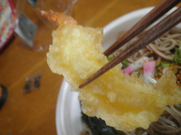 デイリーカナートイズミヤの海老入りあったかそばと巻き寿司_c0118393_11593280.jpg