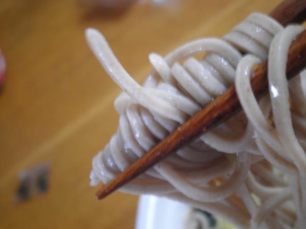 デイリーカナートイズミヤの海老入りあったかそばと巻き寿司_c0118393_12132100.jpg