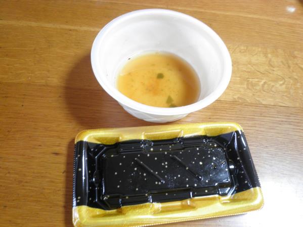 デイリーカナートイズミヤの海老入りあったかそばと巻き寿司_c0118393_1217424.jpg
