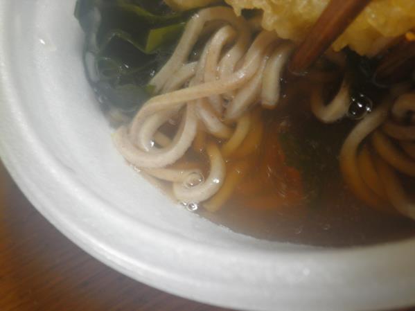 デイリーカナートイズミヤの海老入りあったかそばと巻き寿司_c0118393_125840.jpg
