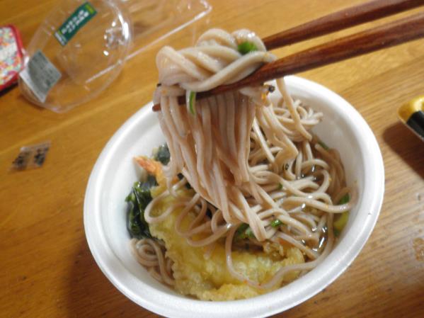 デイリーカナートイズミヤの海老入りあったかそばと巻き寿司_c0118393_1274115.jpg