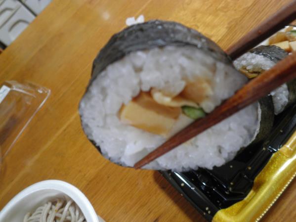 デイリーカナートイズミヤの海老入りあったかそばと巻き寿司_c0118393_1295989.jpg