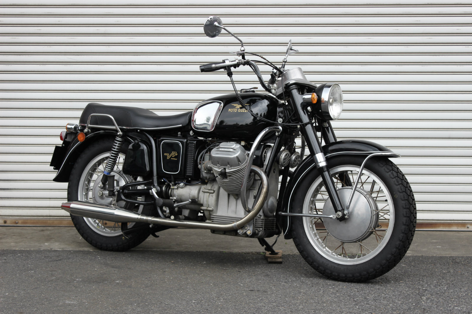 Moto Guzzi V7 入荷 : Bat Motorcycles Italian