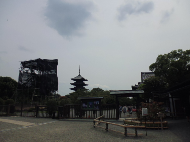 京都駅南口の東寺へ_e0097114_07545056.jpg