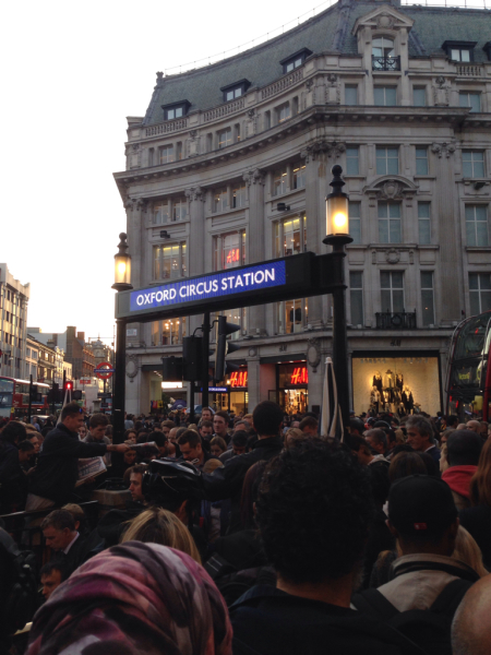 18時過ぎのオックスフォードサーカス駅です In London