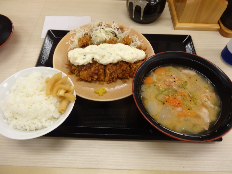 成田の豚カツ屋さんで、タルタルチキンカツ定食です。_c0225997_8185726.jpg