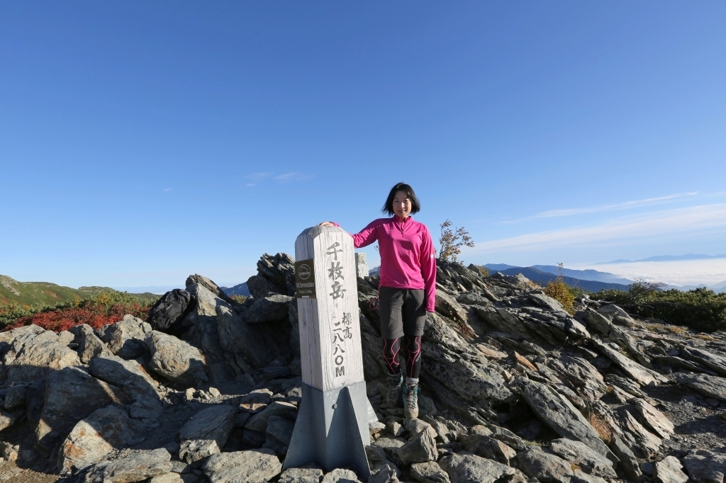 荒川宏の「北アルプス新雪」（五竜岳）。無所属で美しい山々と森林を描いた油彩画家。 荒川宏の「北アルプス新雪」（五竜岳）。無所属で美しい山々と