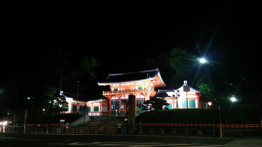 夜の八坂神社とコンビニサンド_c0060927_13541708.jpg