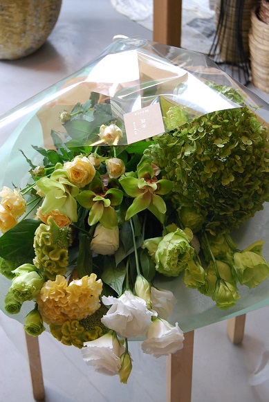 御祝に、プレゼントに、お礼に花束はいかがですか?_a0201358_13572843.jpg