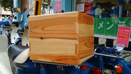 スーパーカブに木箱を装着_a0165286_2153128.jpg