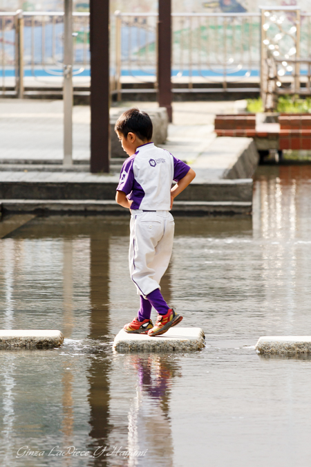 子供のいる風景　わざわざ渡る男_b0133053_057238.jpg