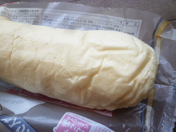 【菓子パン】ホワイトコッペパン 粒入りアーモンドクリーム＠ヤマザキ_c0152767_21301621.jpg