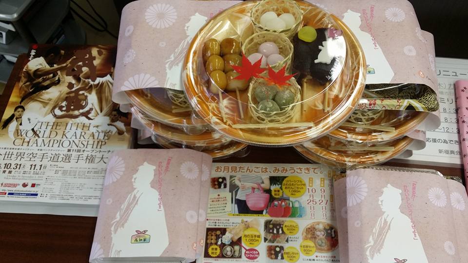 門下生岡本くんのご実家「みみうさぎ」のお団子を、キッズクラス、ジュニアクラスの子供達にプレゼント!_c0186691_10204974.jpg