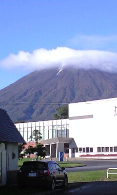 羊蹄山に初冠雪♪_b0073602_1922576.jpg