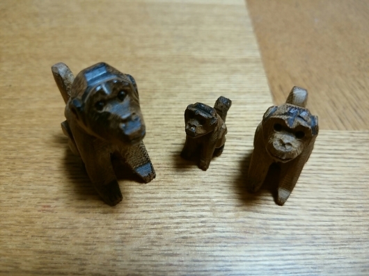 木彫りのレッサーパンダとお猿さん_f0255704_18285808.jpg