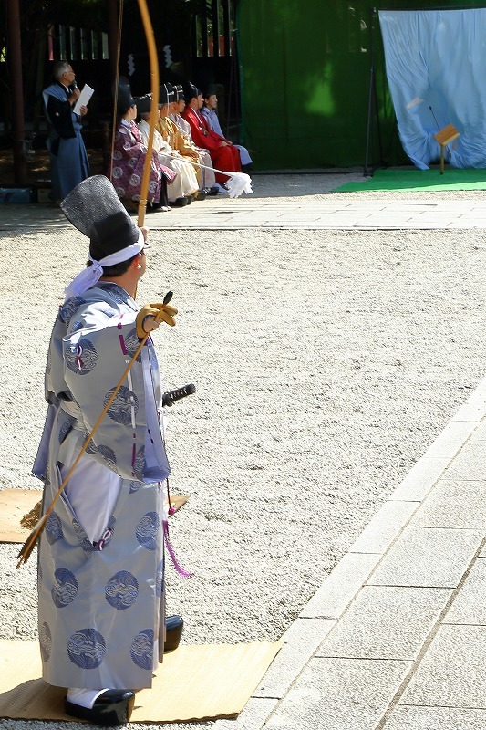 笠間稲荷神社で行われた小笠原流弓術奉納式は、美しく的を射ぬきます_b0291402_22364125.jpg