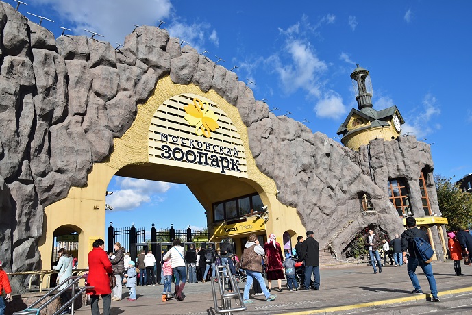 モスクワ動物園九日目、今日のアルバムより ~ 寒風晴天下のホッキョクグマたち、そして驚きの解題_a0151913_6575783.jpg