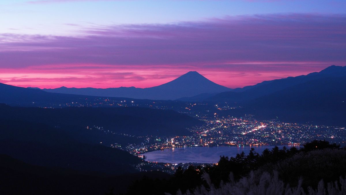 天空の高ボッチからの富士山（２）・・・朝焼け！に佇むシルエットは・・_a0031821_2223780.jpg