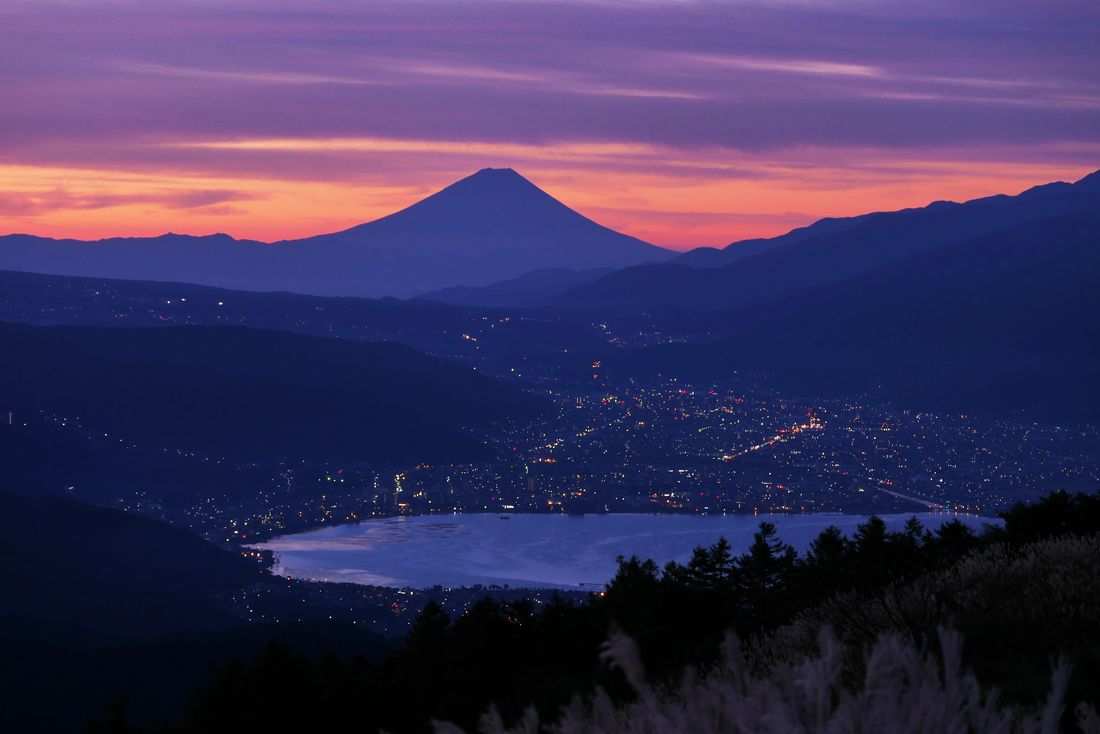 天空の高ボッチからの富士山（２）・・・朝焼け！に佇むシルエットは・・_a0031821_225247.jpg