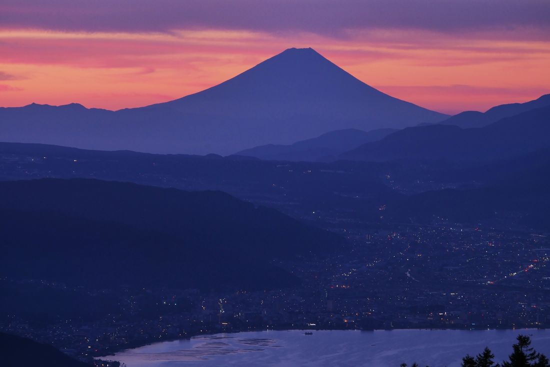 天空の高ボッチからの富士山（２）・・・朝焼け！に佇むシルエットは・・_a0031821_2252637.jpg