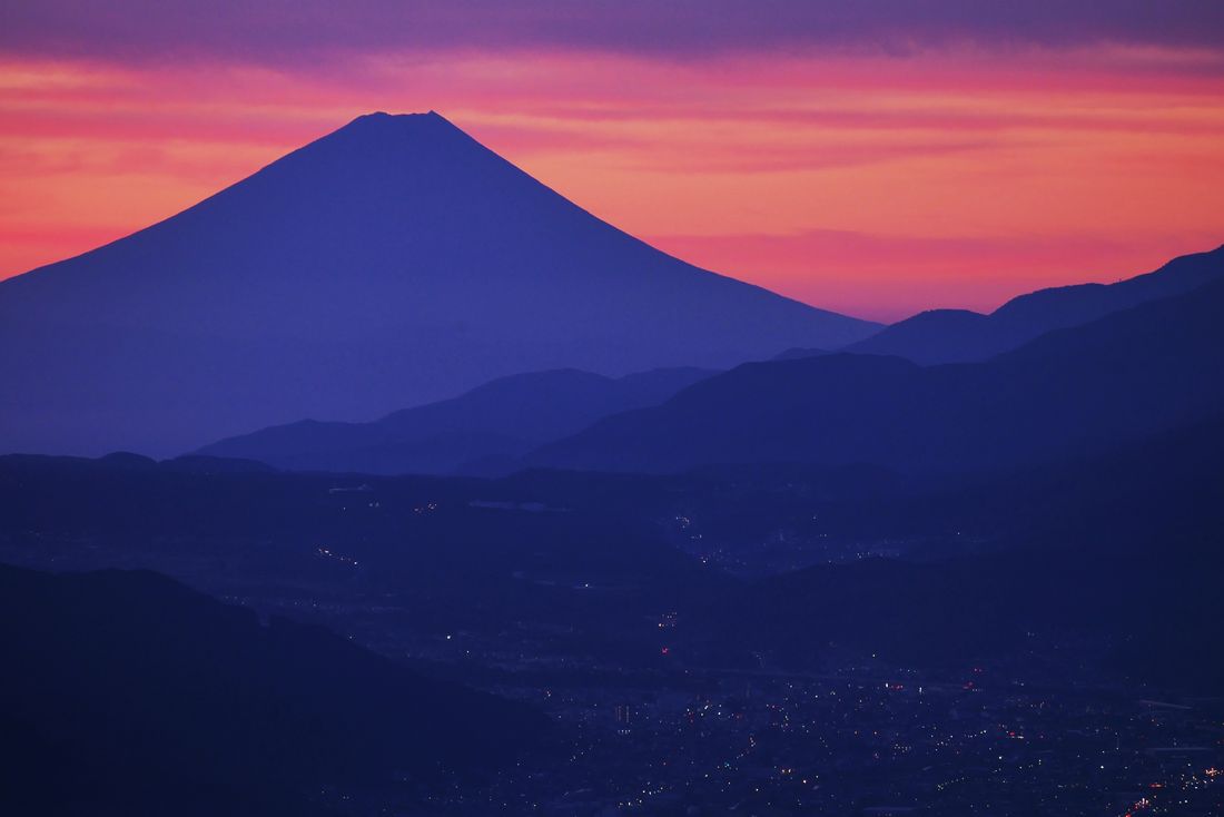 天空の高ボッチからの富士山（２）・・・朝焼け！に佇むシルエットは・・_a0031821_22972.jpg