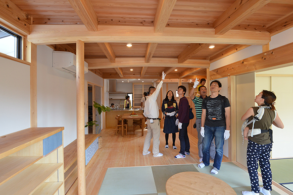 完成建物見学会「吉野杉と桧の丸太組の力強い家」_e0164563_1665196.jpg