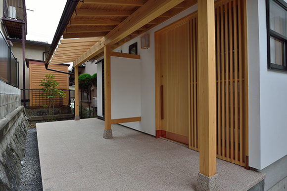 完成建物見学会「吉野杉と桧の丸太組の力強い家」_e0164563_1673937.jpg