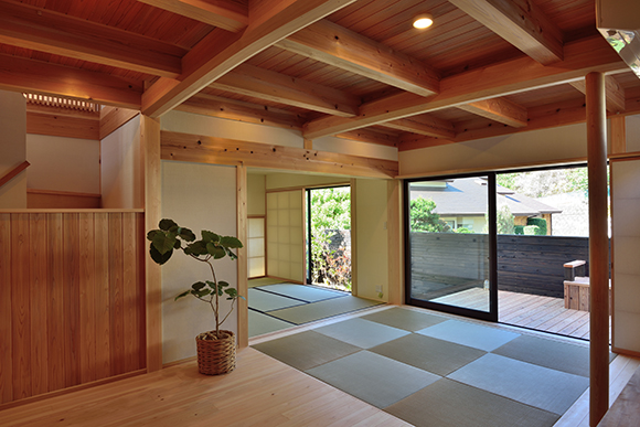 完成建物見学会「吉野杉と桧の丸太組の力強い家」_e0164563_1681243.jpg