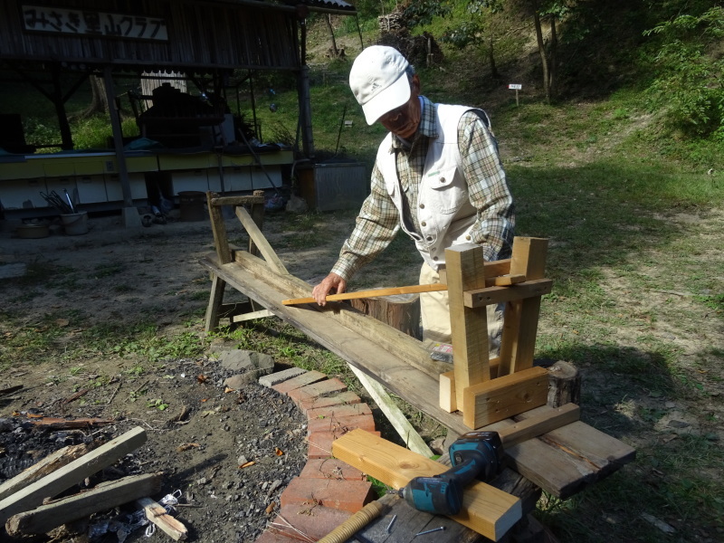 秋晴れの下で作業は快調に進む　in　孝子の森_c0108460_20510570.jpg