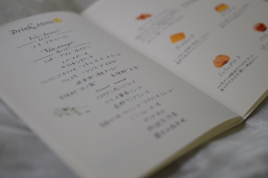 ハートのブーケデザインの席次表と席札です。_b0105897_0551211.jpg