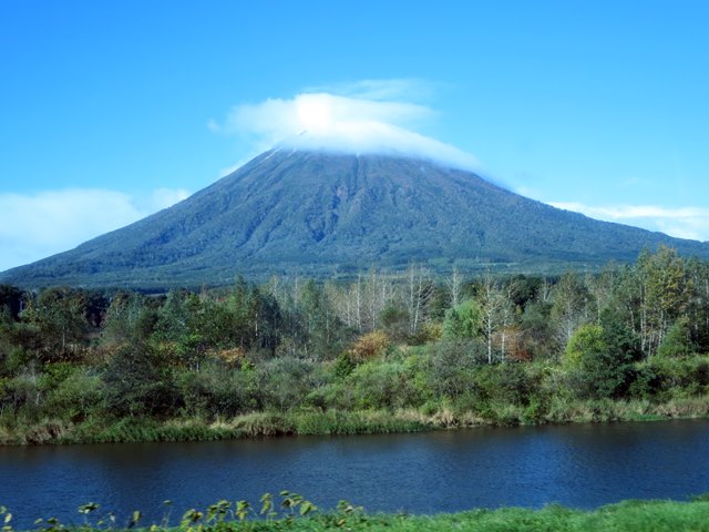 【一泊二日の北海道旨し旅】⑪ 旅館から京極吹き出し公園まで_b0009849_17323570.jpg