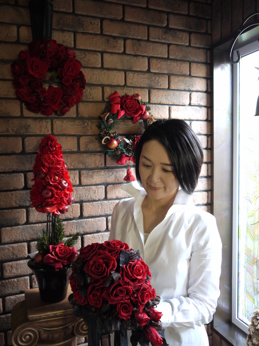 北の花籠の庭・・・・我が家のわんこが奥から見ています_a0123133_1261134.jpg