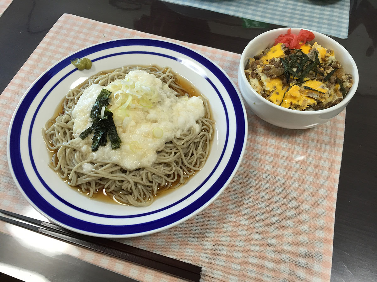 昼・冷やしとろろそばと挽肉丼_c0357519_01004276.jpg