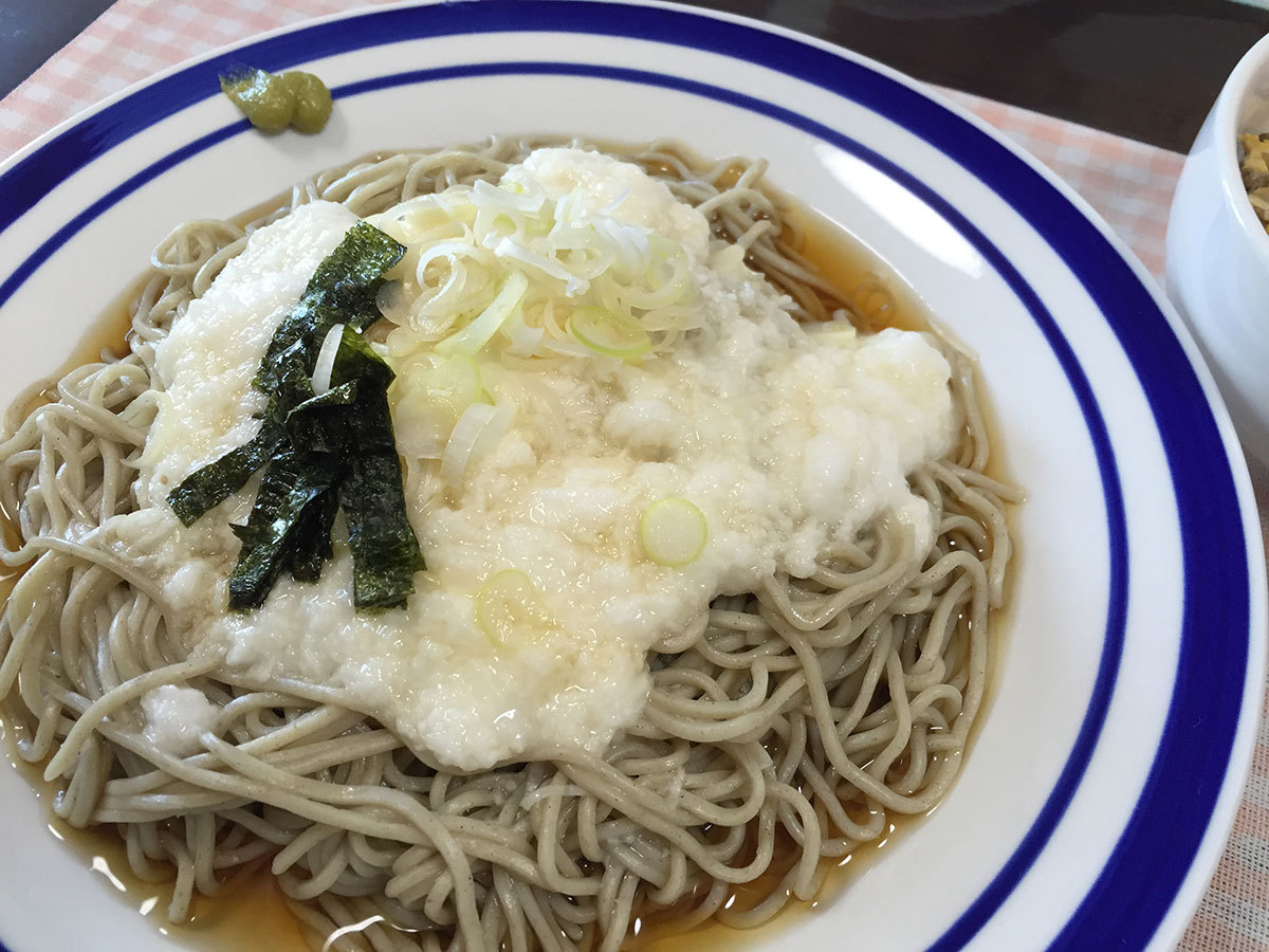 昼 冷やしとろろそばと挽肉丼 今日の献立