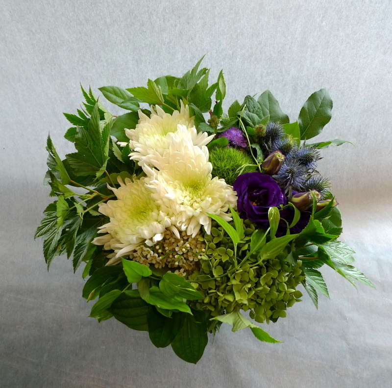 お供えのアレンジメント 旭川市神居に発送 札幌 花屋 Mell Flowers