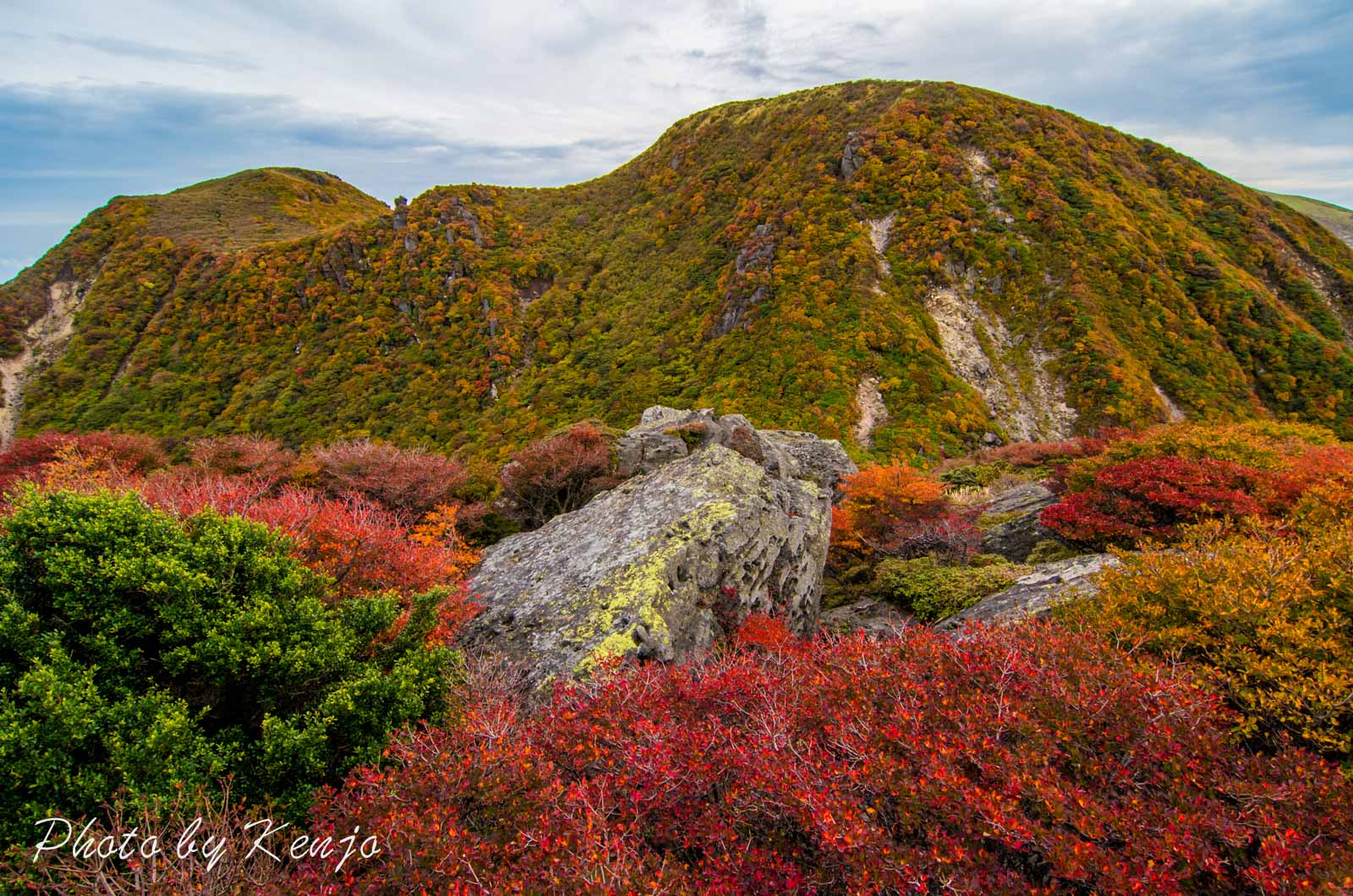 紅葉の三俣山_a0323543_058733.jpg