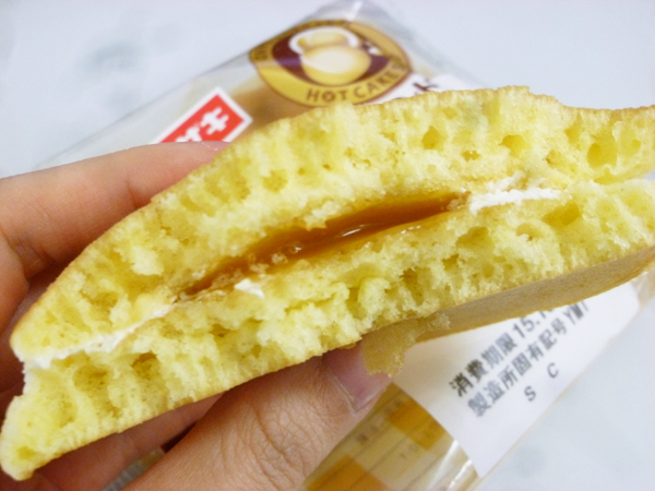 【菓子パン】しっとり、やわらかホットケーキサンド マカダミアナッツソース&ホイップクリーム@ヤマザキ_c0152767_2245166.jpg