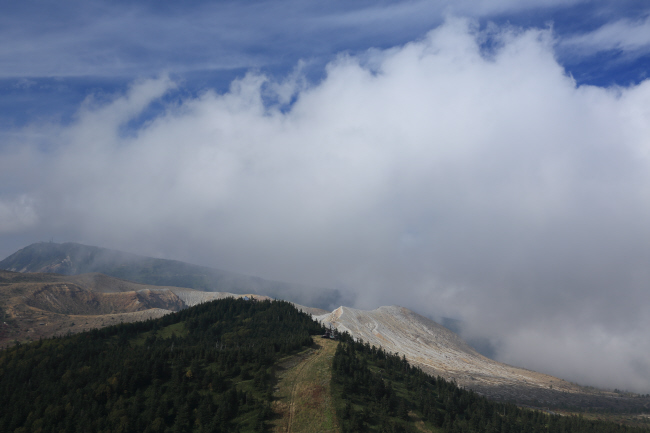 霧上がる草津白根山　_f0017530_23202342.jpg