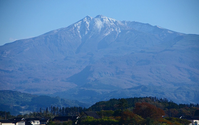 久し振りの鳥海山に冠雪が・・・・・_f0121379_17585085.jpg