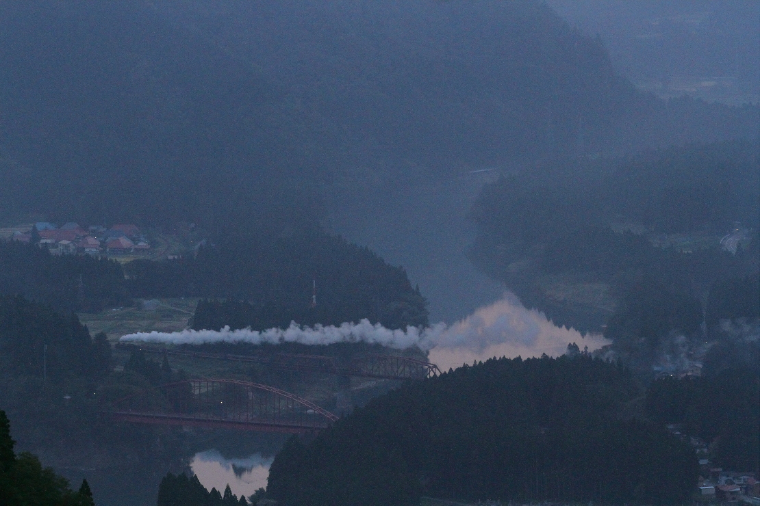 夕暮れに白煙が流れた - 2015年秋・磐西 - _b0190710_1941946.jpg