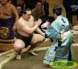 大相撲も超絶反日組織だったのかいナ！？：朝青龍、懸賞金で大事業家になっていた！？_e0171614_12352174.jpg