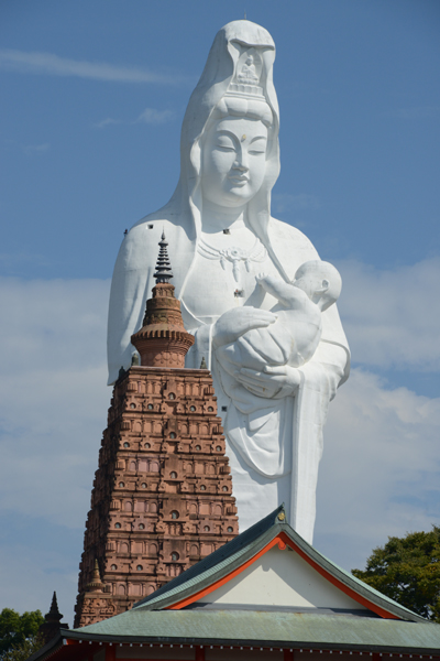 高さ62mの巨大仏像!福岡久留米の珍スポット。成田山久留米分院の写真アップ!_e0171573_1883141.jpg
