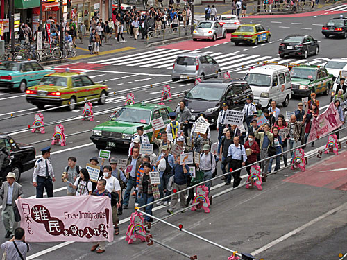 日本も難民を受け入れよう！デモ　新宿東口意思表示_a0188487_13535042.jpg